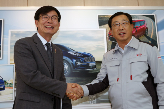 3일 오후 광주 서구 기아자동차 광주공장에서 김상조 공정거래위원장(왼쪽)이 박한우 기아자동차 사장과 악수를 하고 있다.  연합뉴스